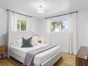 5 bedrooms, iron/ironing board, WiFi, bed sheets