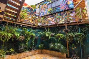 Habitación clásica, vistas al jardín | Escritorio y espacio para trabajar con un portátil