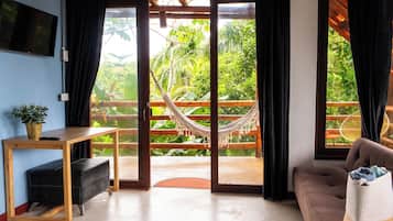 1 habitación, escritorio y espacio para trabajar con laptop