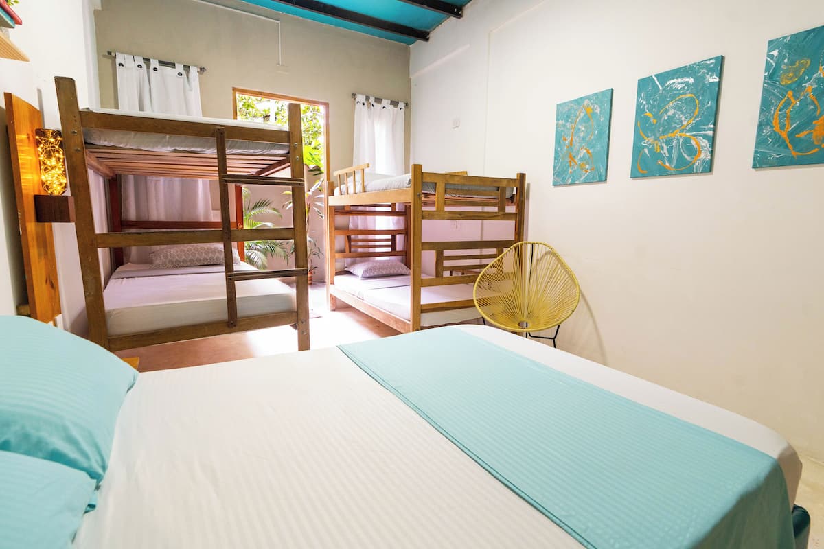 Phòng dành cho gia đình, nhiều giường, phòng tắm riêng, tầng trệt | 1 phòng ngủ, bàn, khu vực làm việc phù hợp cho laptop, phòng cách âm
