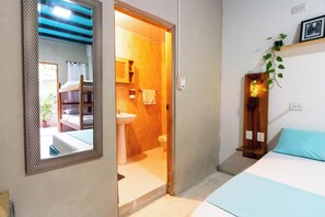 Regadera, toallas, jabón, papel de baño 