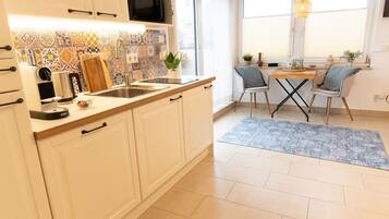 Kühlschrank, Mikrowelle, Herdplatte, Geschirrspüler