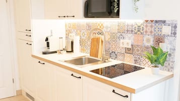 Kühlschrank, Mikrowelle, Herdplatte, Geschirrspüler