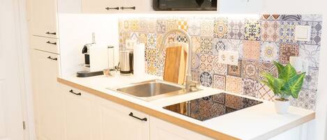 ثلاجة، ميكروويف، موقد طهي مسطح، غسالة أطباق