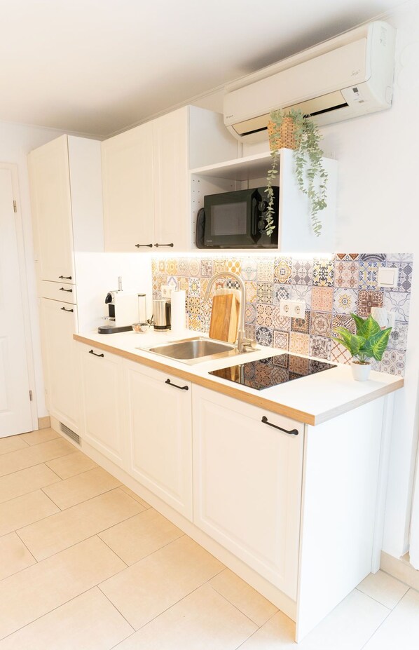 Fridge, microwave, stovetop, dishwasher