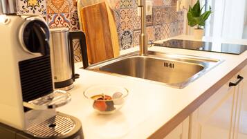 Kühlschrank, Mikrowelle, Herdplatte, Geschirrspüler