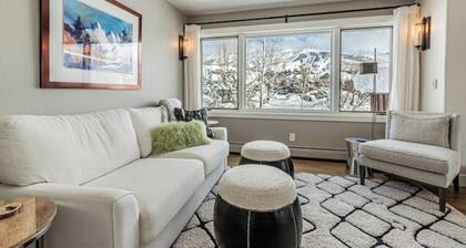 Upscale townhome with EV charger and outside sauna.  Your Basecamp in Steamboat!