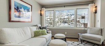 Upscale townhome with EV charger and outside sauna.  Your Basecamp in Steamboat!