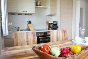 Kjøleskap, ovn, kokeplater og oppvaskmaskin