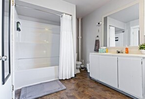 Dusche, Haartrockner, Handtücher, Toilettenpapier