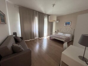 4 habitaciones, escritorio, tabla de planchar con plancha y wifi 