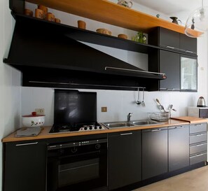 Réfrigérateur, micro-ondes, four, plaque de cuisson