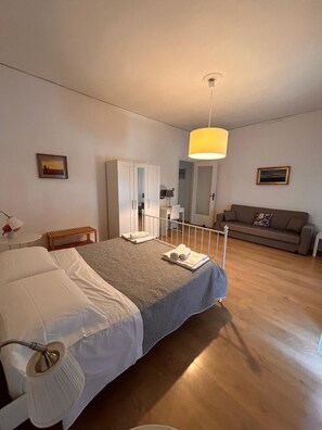 4 Schlafzimmer, Schreibtisch, Bügeleisen/Bügelbrett, WLAN