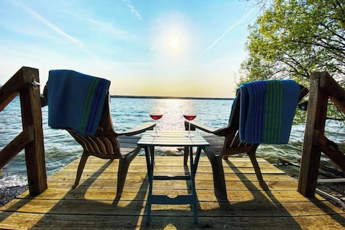 Quiet/charming 2-bedroom Sunset-Lake view cottage lovely Seneca lake, wine trail