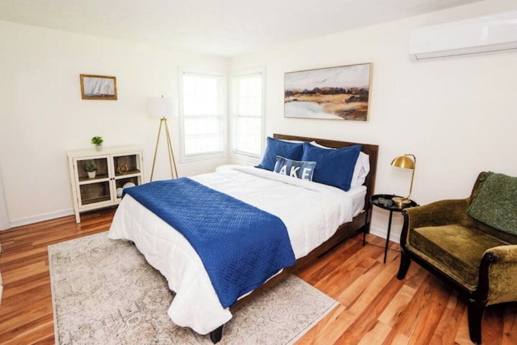 2 chambres, bureau, fer et planche à repasser, lit parapluie