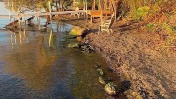 Plage à proximité, chaises longues, serviettes de plage