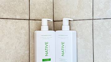 Pyyhkeet, saippua, sampoo, vessapaperi