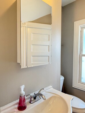 Serviettes fournies, savon, shampoing, papier toilette