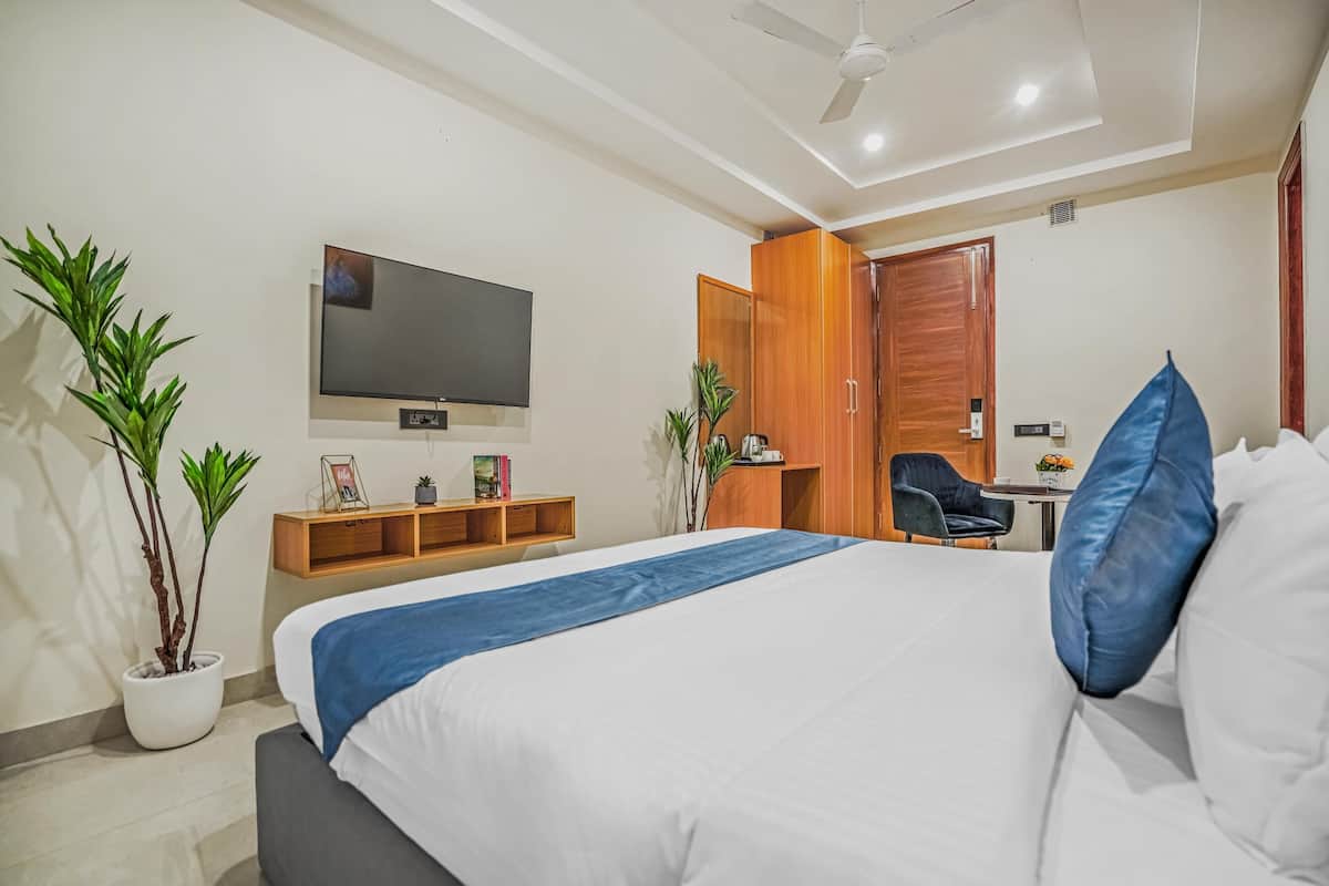 Kamar Standar | Meja kerja, ruang kerja ramah laptop, dan setrika/meja setrika