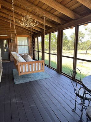 Outdoor dining - Peaceful Cabin Retreat (Kopperl)