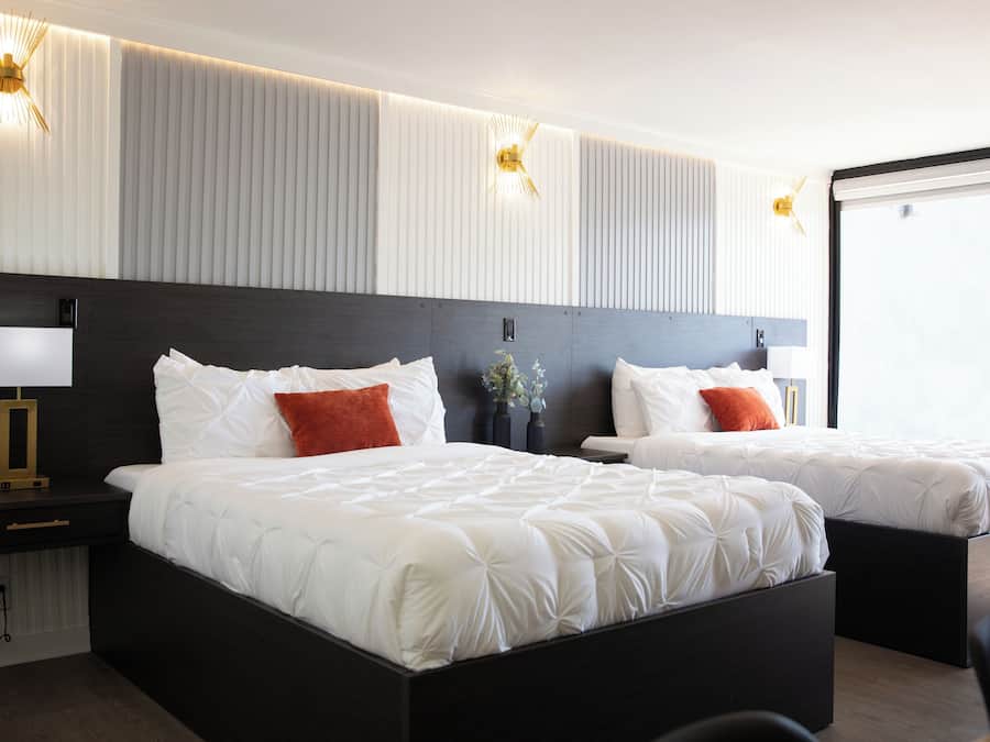 ファミリー スタジオスイート クイーンベッド 2 台 簡易キッチン | セーフティボックス (室内)、アイロン / アイロン台、WiFi (無料)、ベッドシーツ