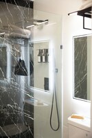Artículos de tocador gratuitos, toallas, jabón, shampoo