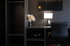 Business Studio, Kitchenette, NO Pets