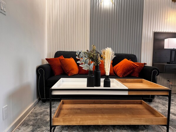 Family Studio Suite, Kitchenette | Peti besi dalam bilik, seterika/papan seterika, Wi-fi percuma 