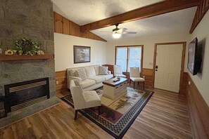 Smart TV, fireplace - Tucked Away-2 bedroom, 2 bath sleeping 4 one mile from Dollywood  (Pigeon Forge)