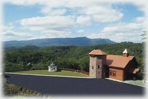 Exterior - Tucked Away-2 bedroom, 2 bath sleeping 4 one mile from Dollywood  (Pigeon Forge)