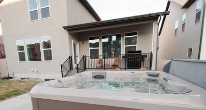 Ski & Relax by Snowbasin•Private Hot Tub•Sleep 19