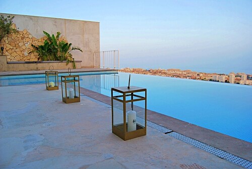 New, spacious villa with amazing views!