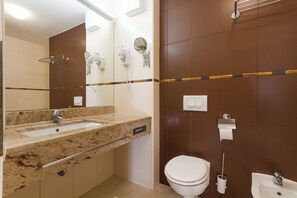 Appartement Confort, 2 chambres, vue cour intérieure | Salle de bain | Bidet