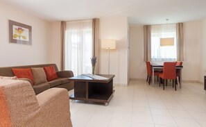 Comfort Apartment, 2 Bedrooms, Courtyard View | Living area