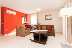 Departamento Confort, 2 habitaciones, vista al patio | Área de sala de estar | Televisión de pantalla plana 