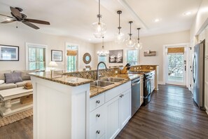 House, Multiple Beds (The Brown Pelican) | Private kitchen