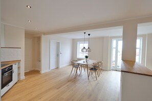 Réfrigérateur, un four, surface de cuisson, lave-vaisselle