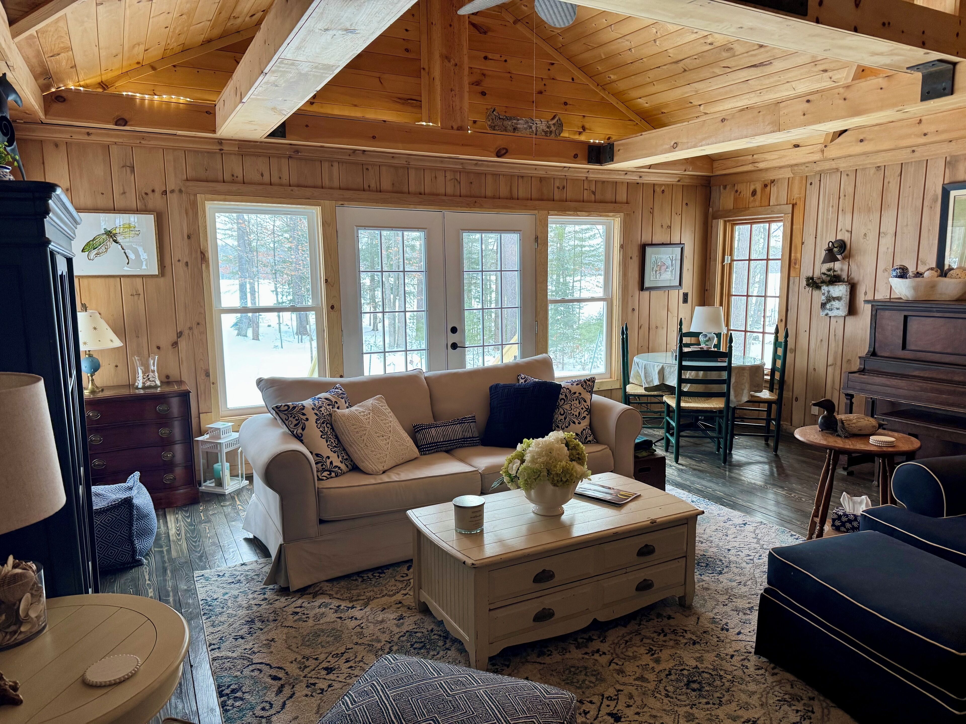 Smart-TV, peis, DVD-spiller og bøker