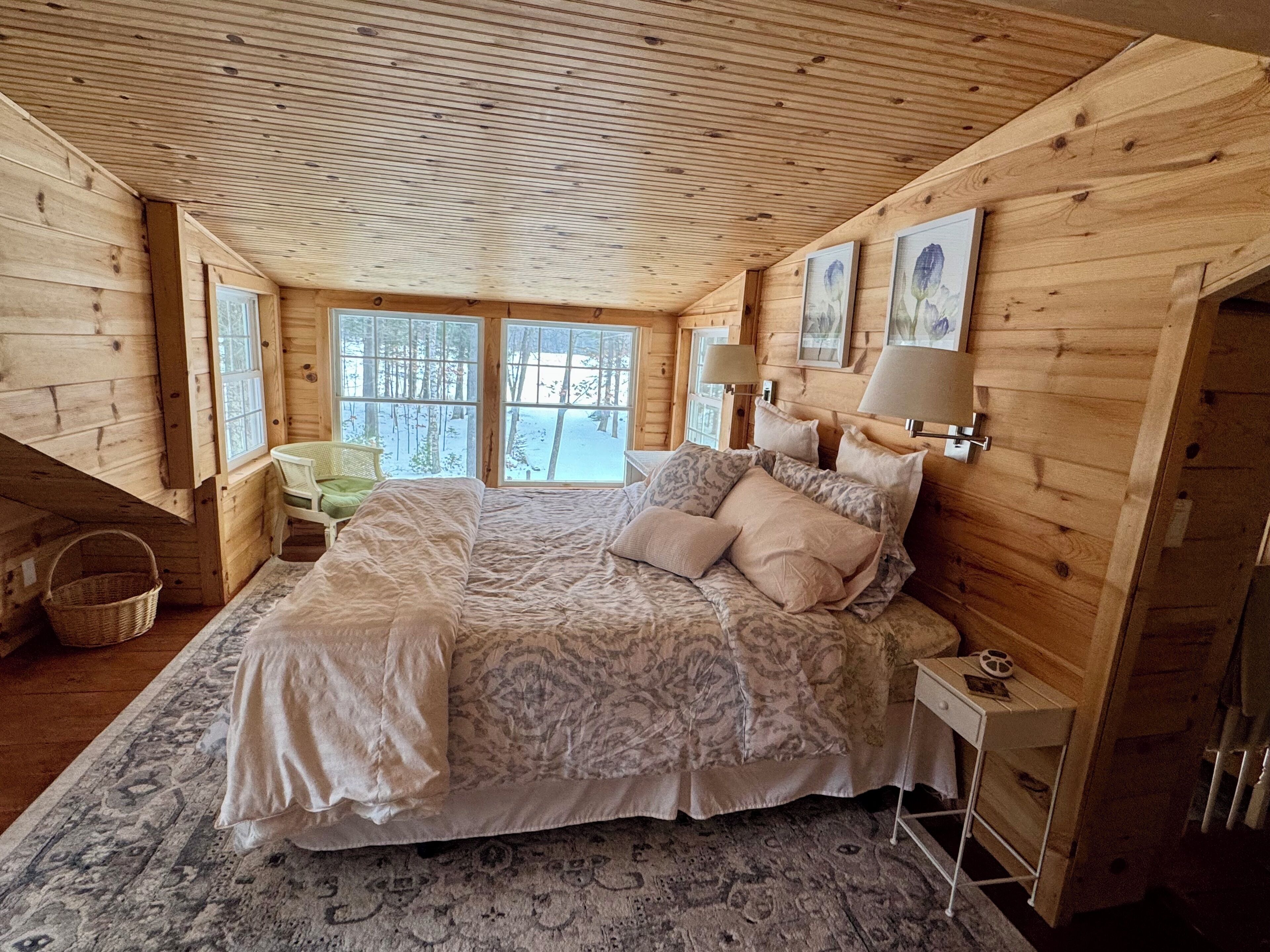 5 bedrooms, desk, iron/ironing board, travel crib