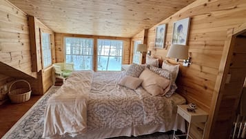 5 bedrooms, desk, iron/ironing board, travel crib