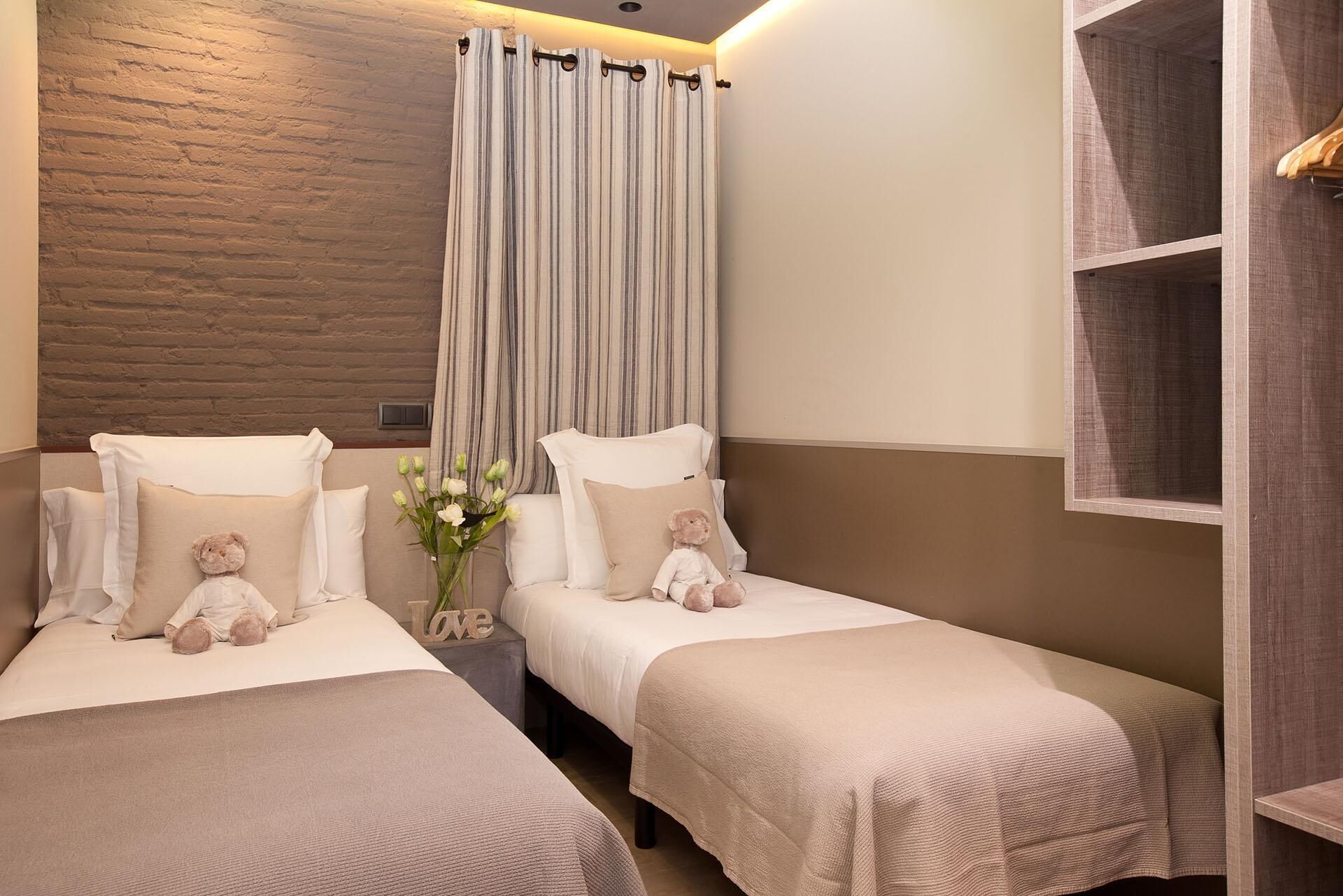 5 Schlafzimmer, Zimmersafe, Schreibtisch, Bügeleisen/Bügelbrett