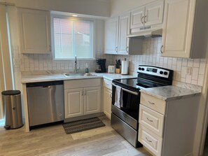 Microondas, horno, parrilla de estufa y lavavajillas