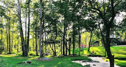 Trail's Bend Farmhouse-Bike,Hike,Float,Sip