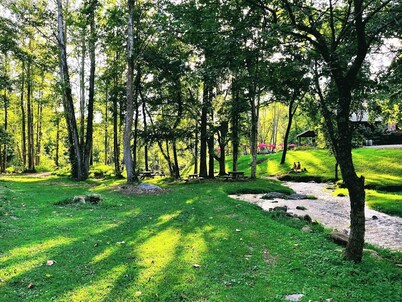 Trail's Bend Farmhouse-Bike,Hike,Float,Sip