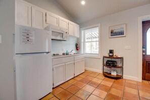 Refrigerador, microondas, placa de cocina, cafetera/tetera