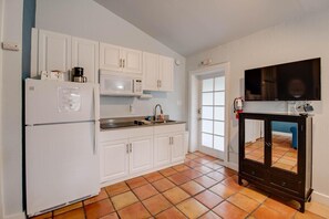 Jääkaappi, mikroaaltouuni, liesi, kahvin-/teenkeitin