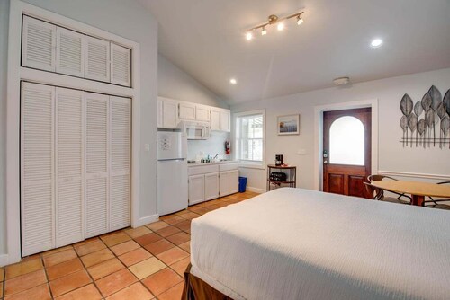 Egret Suite | Bright Retreat, Hot Tubs, Steps from Duval!