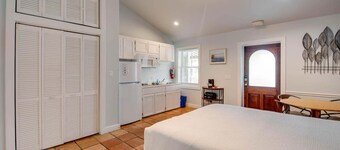 Egret Suite | Bright Retreat, Hot Tubs, Steps from Duval!