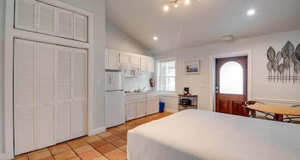 Egret Suite | Bright Retreat, Hot Tubs, Steps from Duval!