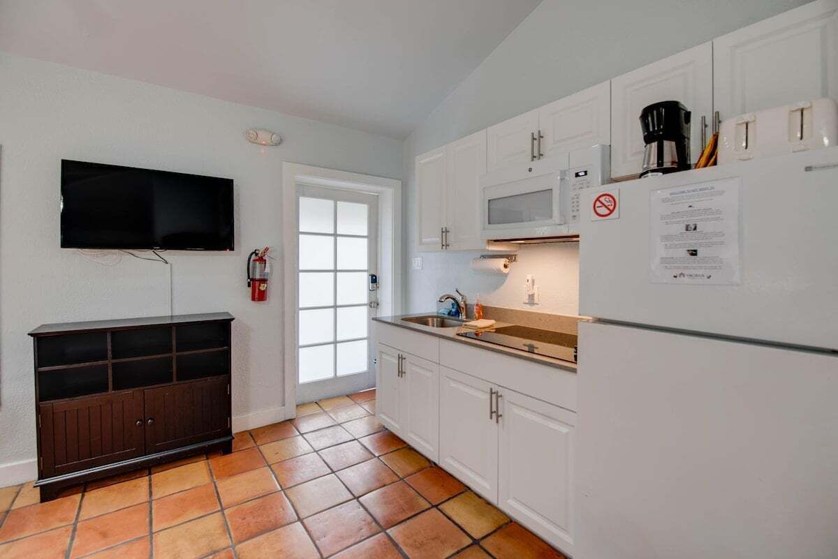 Réfrigérateur, micro-ondes, plaque de cuisson, cafetière/bouilloire